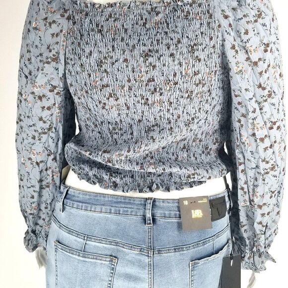 Very Demure, very cutesy Blue Floral Smocked Cropped Blouse - Picture 5 of 5